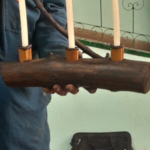 Portavelas Artesanal en Madera Natural – Candelabro Rústico Hecho a Mano