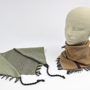 Pañoleta Tejida a Mano en Telar Horizontal de 8 marcos