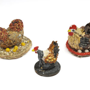 Gallos en Semillas y Materiales Naturales – Decoración Tradicional