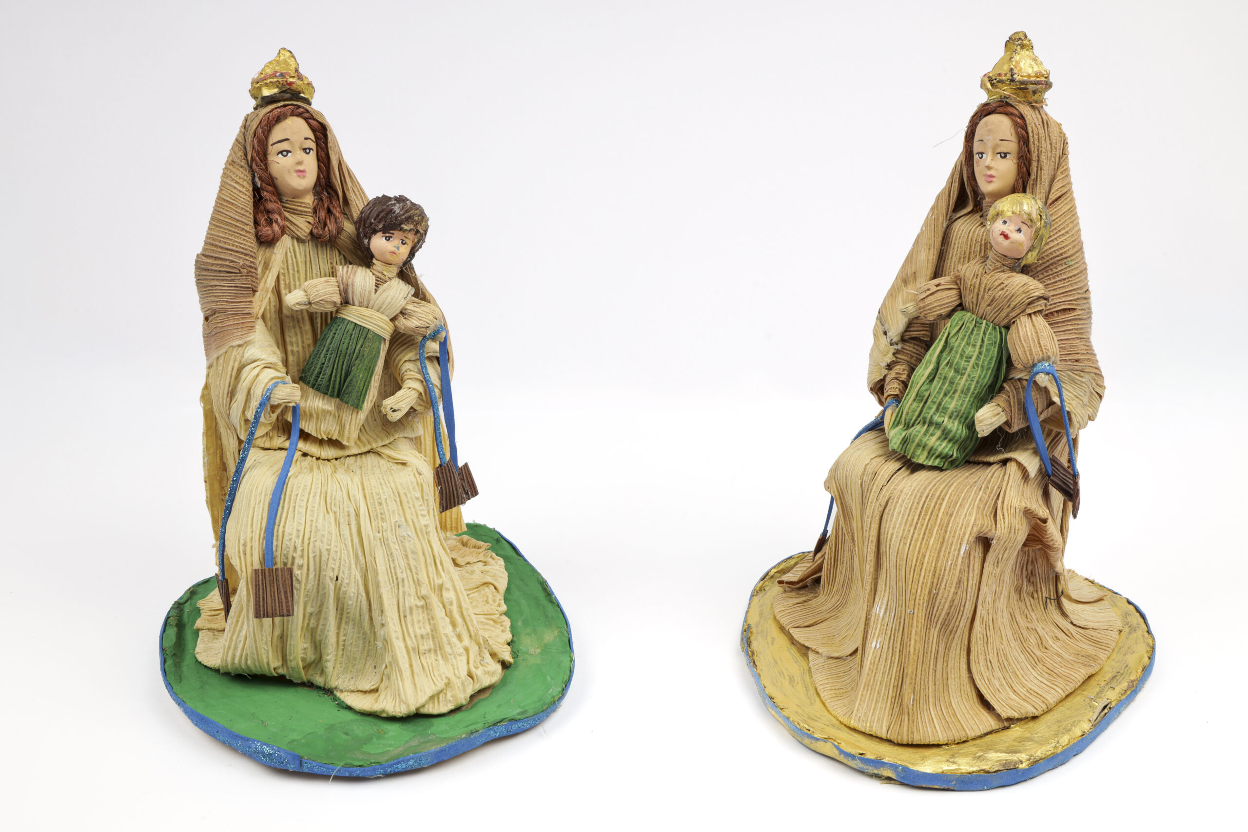 Virgen con Niño en fibra natural – arte religioso hecho a mano