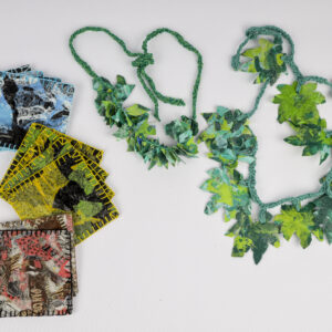 Collar Artesanal de Hojas Verdes en Madera Plástica y Portavasos