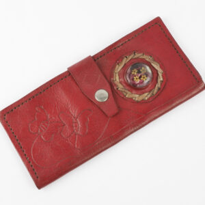 Billetera Artesanal en Cuero Rojo con Detalle Floral Encapsulado