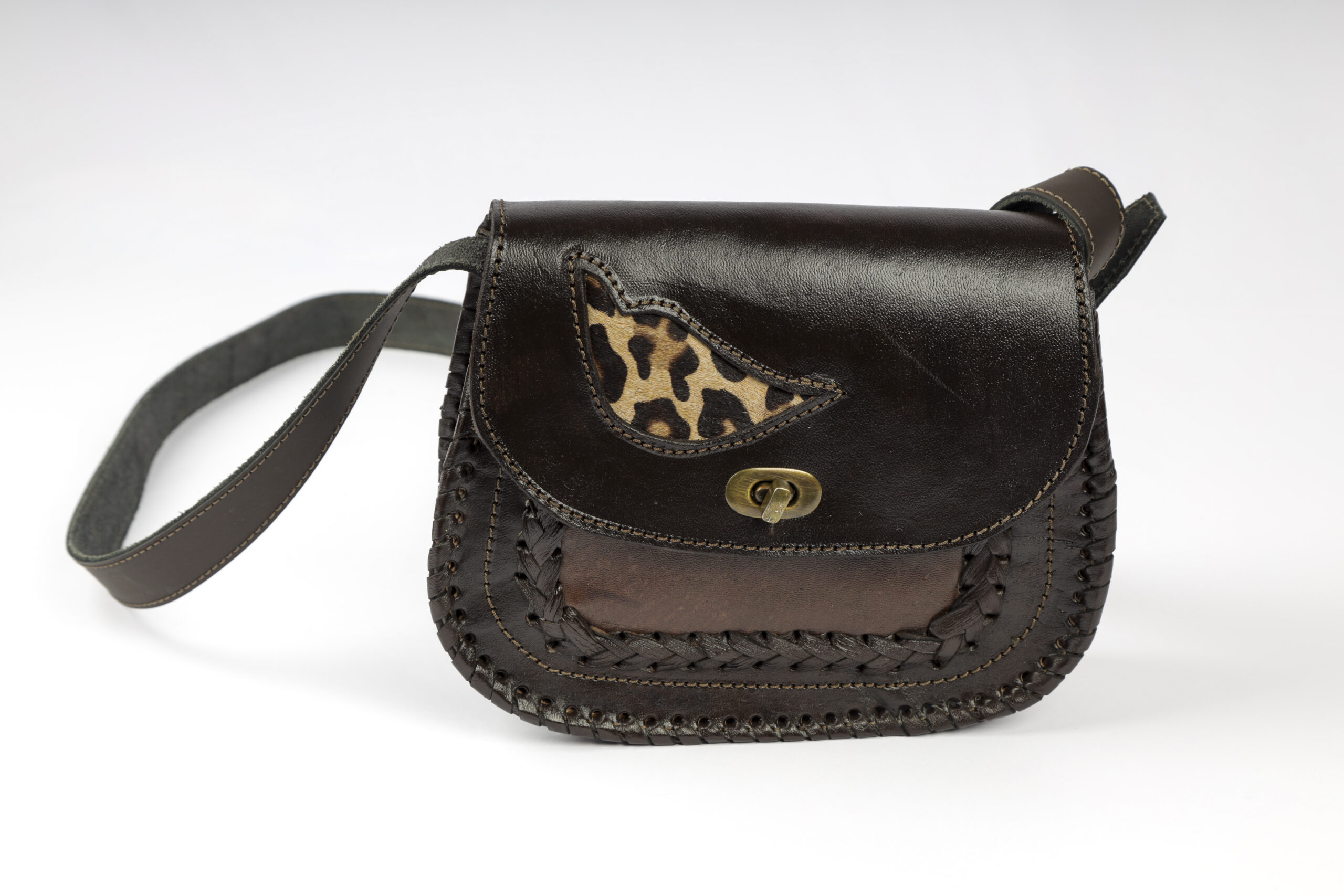 Bolso Artesanal en Cuero con Detalles Trenzados y Diseño Animal Print Exclusivo