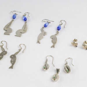 Aretes Artesanales en Plata con Diseño de Conejo y Detalles en Piedra Azul y Verde