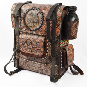 Mochila Artesanal de Cuero Grabado con Cantimplora – Diseño Exclusivo Estilo Aventura Premium