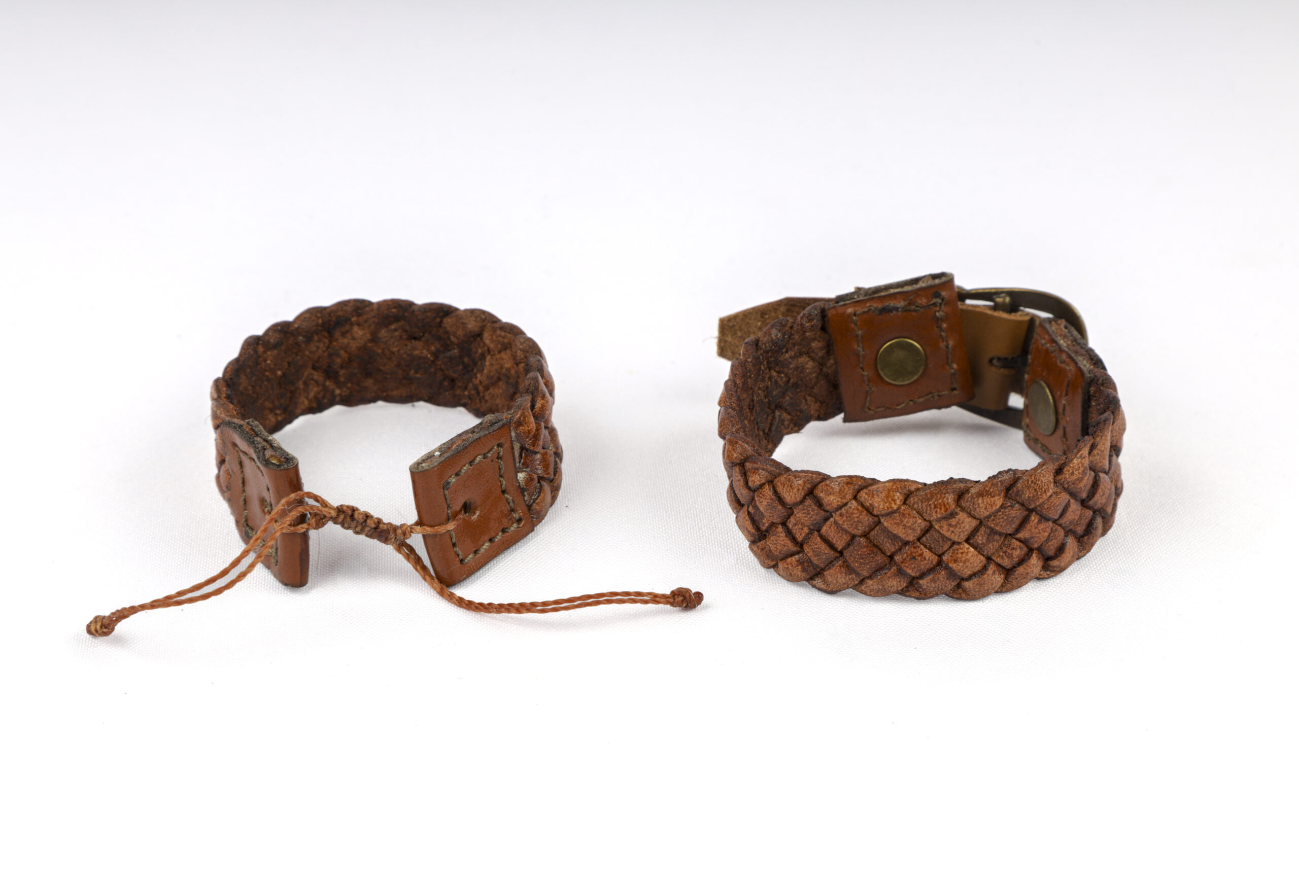 Pulsera Artesanal en Cuero Trenzado Hecho a Mano – Estilo Rústico Ajustable