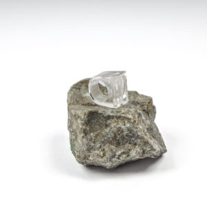 Anillo Escultural de Acrílico Transparente – Diseño Geométrico Vanguardista